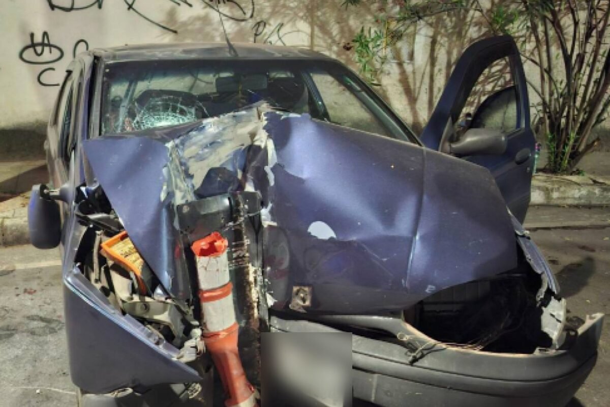 Carro azul com a frente destruída após bater em mureta no bairro Santa Inês, em BH