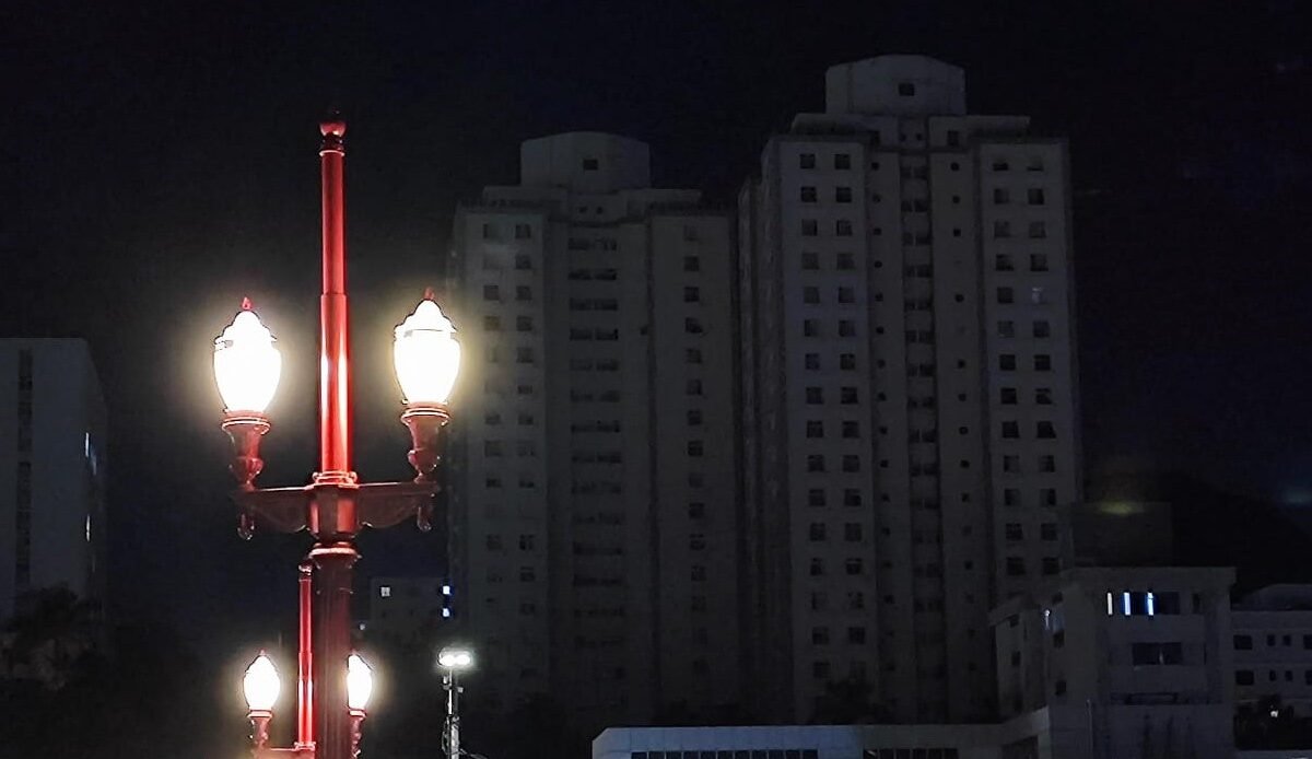 Torres residenciais apagadas no bairro Floresta, em Belo Horizonte, com postes da rua acesos