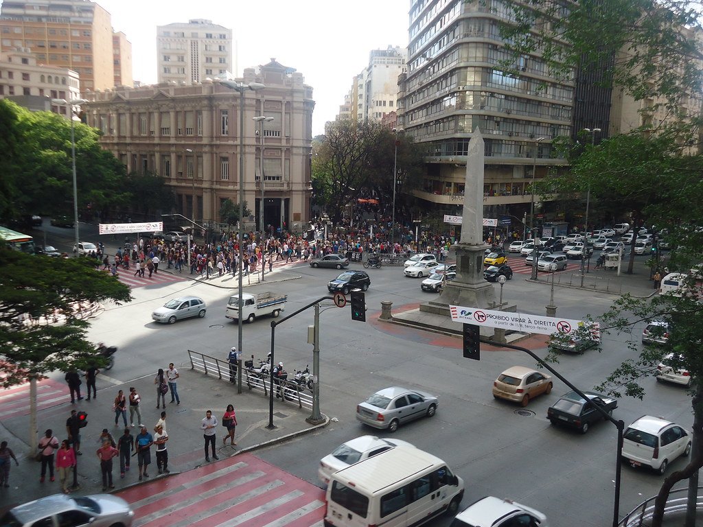 Praça Sete, no Centro de Belo Horizonte, com o obelisco ao centro
