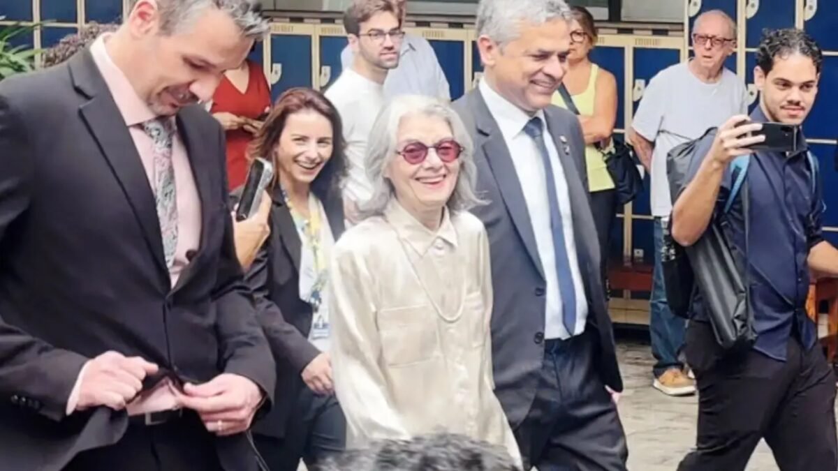 Ministra Cármen Lúcia vota em Belo Horizonte neste domingo