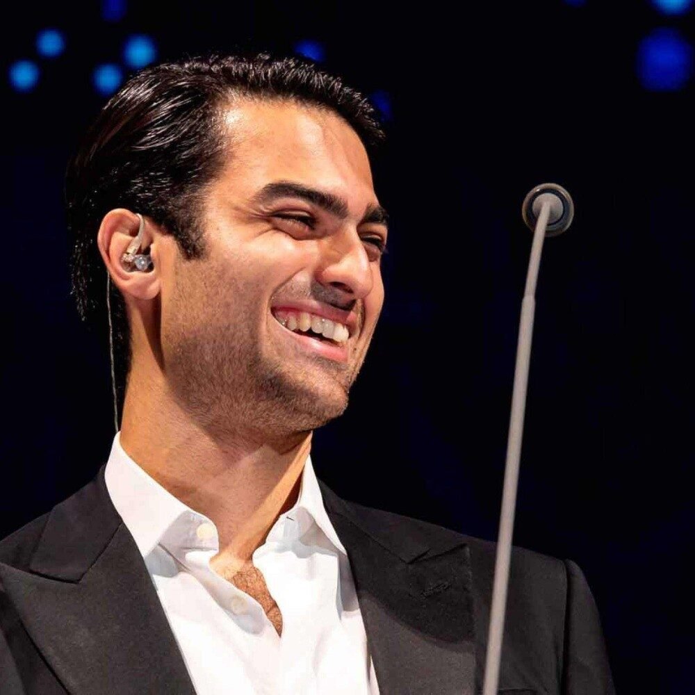 O cantor italiano Matteo Bocelli durante apresentação ao vivo.