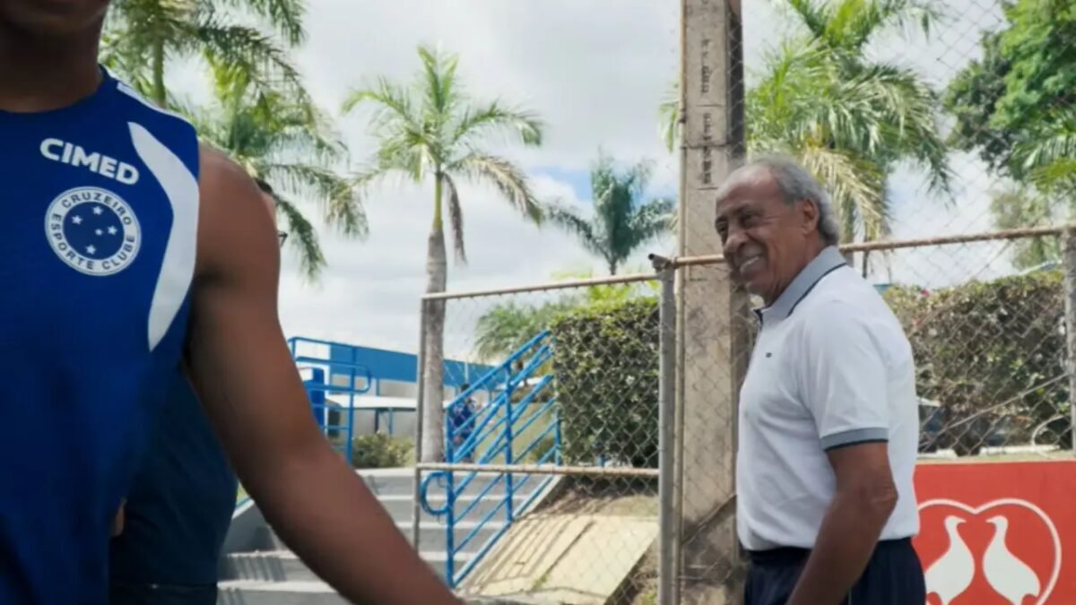 Dirceu Lopes visita o Cruzeiro na Toca da Raposa II e chama jovem de craque