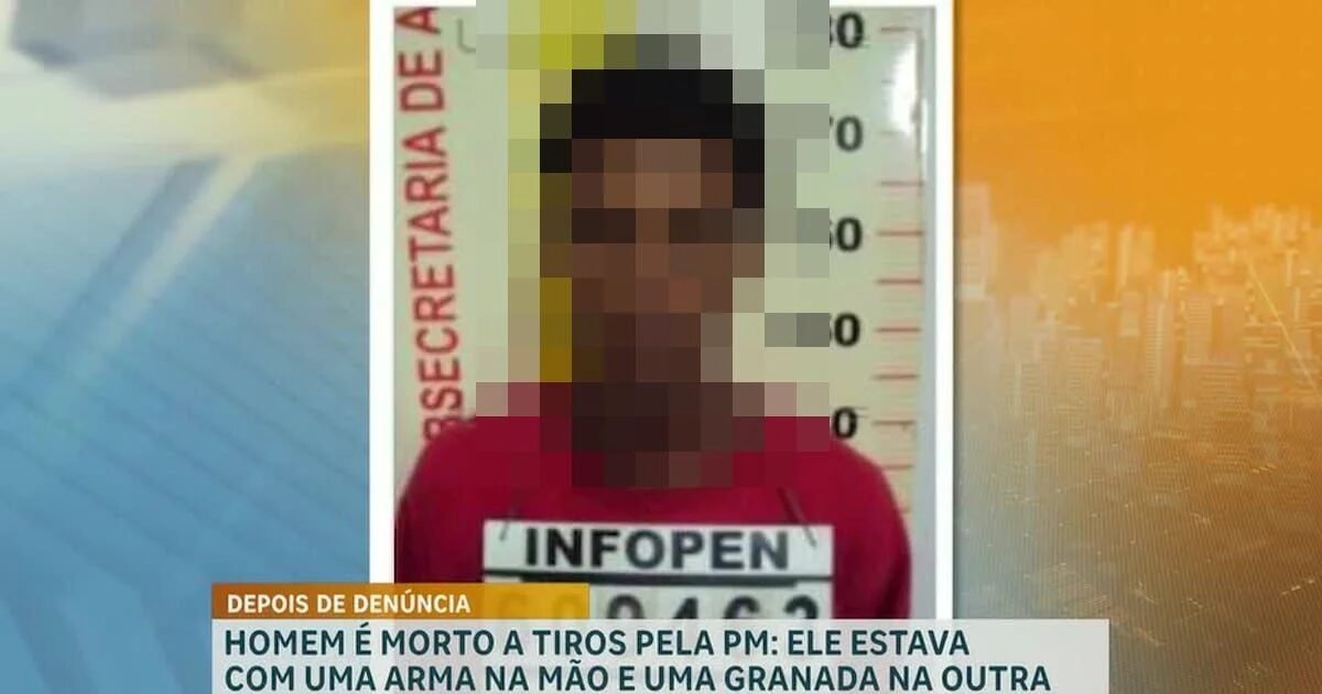 Homem com o rosto borrado em foto de identificação policial com regata vermelha e régua de medição ao fundo