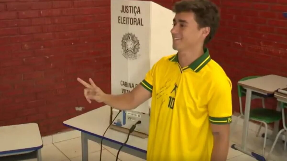 Nikolas Ferreira vota na Pampulha e diz ter certeza de vitória