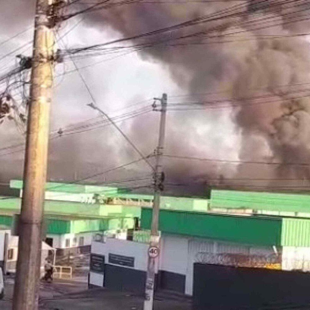Bombeiros no combate a incêndio em galpão