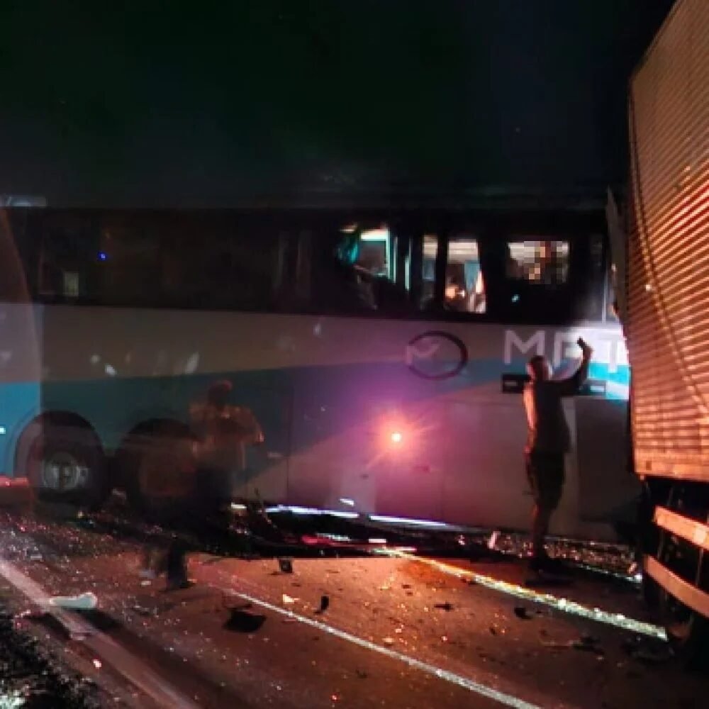 Ônibus e carreta batem de frente e fecham a BR-381