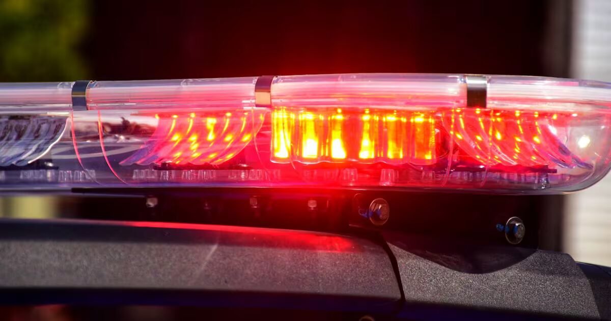 Giroflex de viatura policial com luzes vermelhas acesas em Belo Horizonte