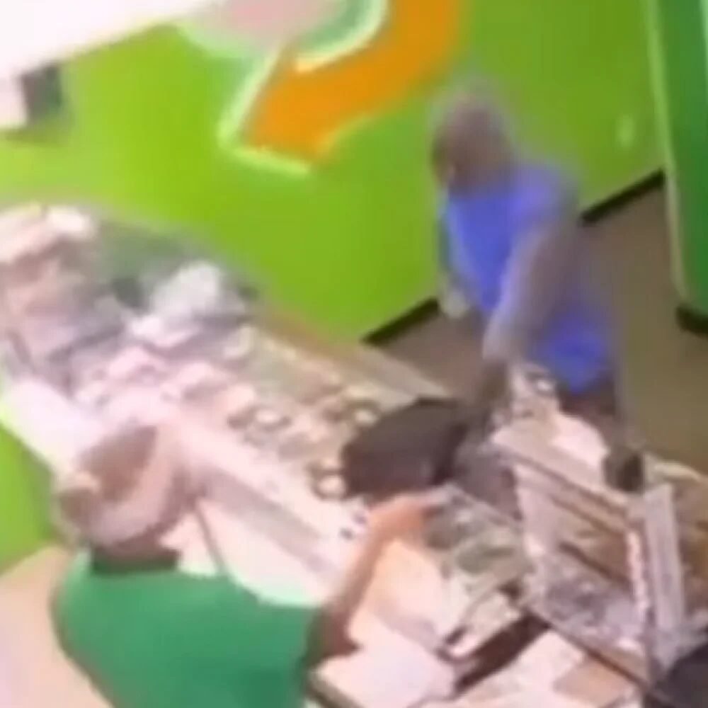 Câmera de segurança mostra assaltante encapuzado no balcão de lanchonete em João Monlevade