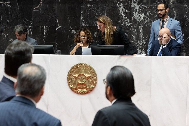 Deputados debatem propostas na tribuna da Assembleia Legislativa de Minas Gerais
