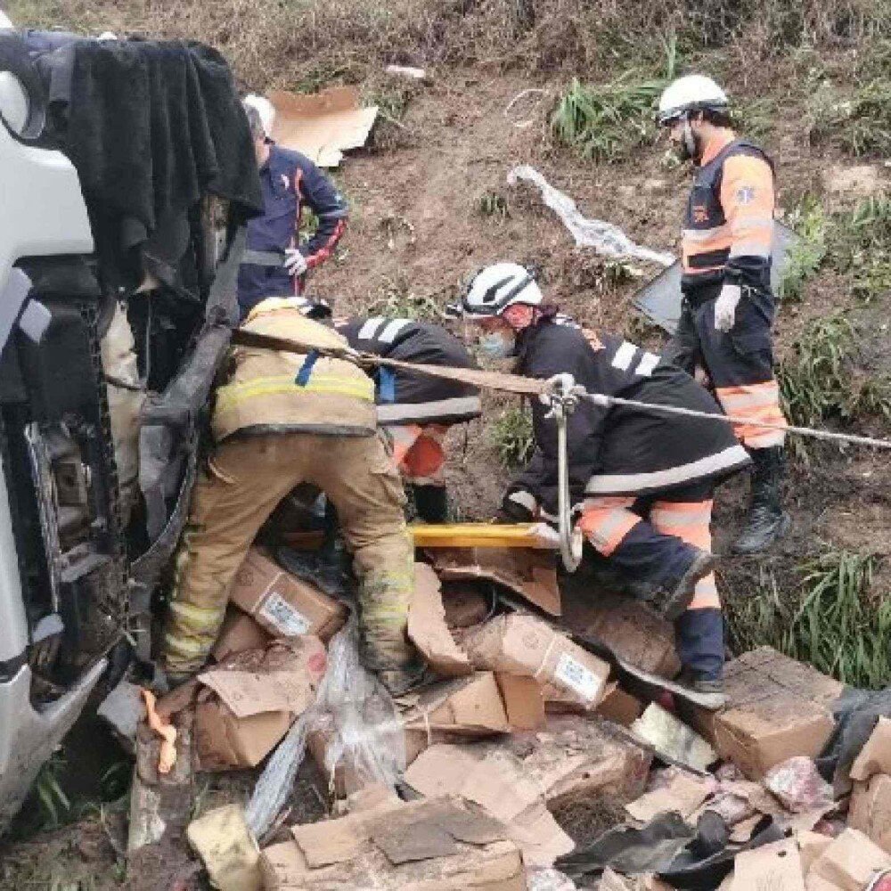 Carreta tomba na BR-381 e motorista fica preso às ferragens na madrugada