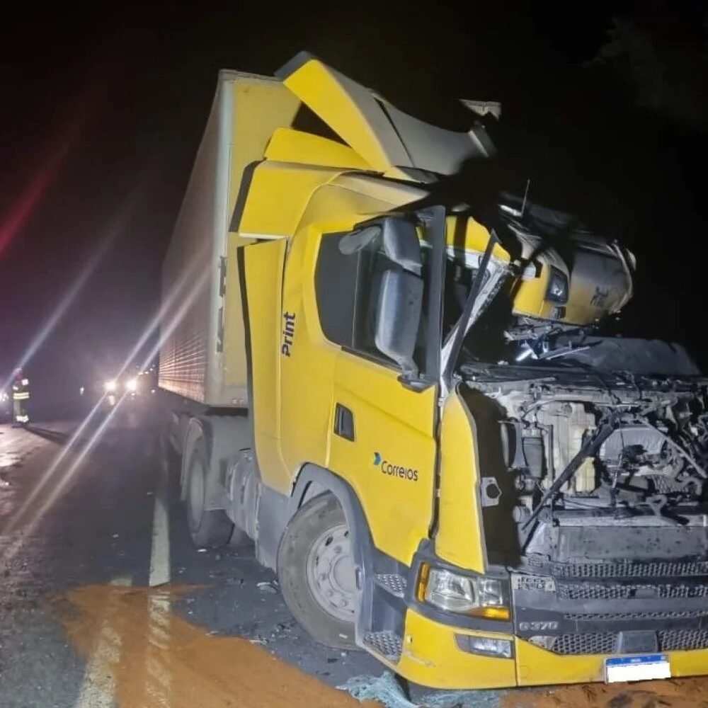 Batida frontal entre carretas deixa dois motoristas feridos e bloqueia BR-251