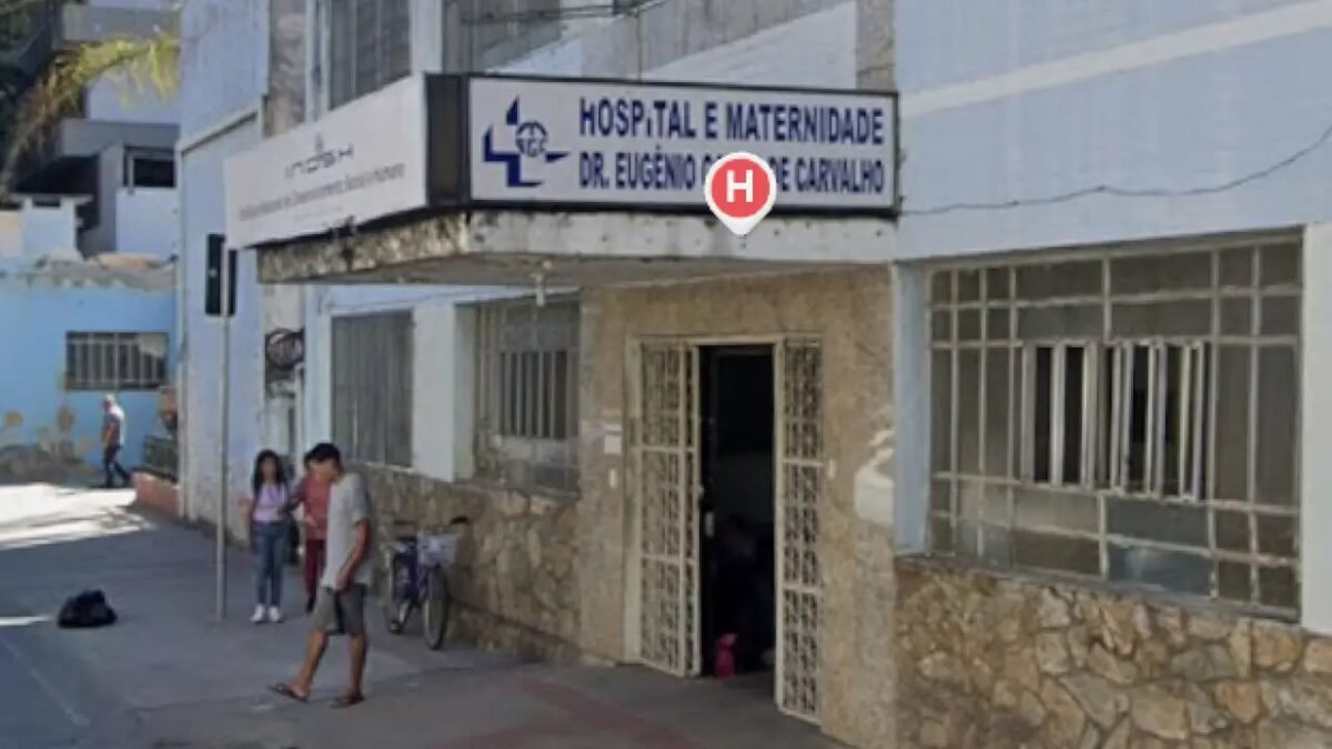 Fachada do Hospital e Maternidade Doutor Eugênio Gomes de Carvalho com pessoas na calçada