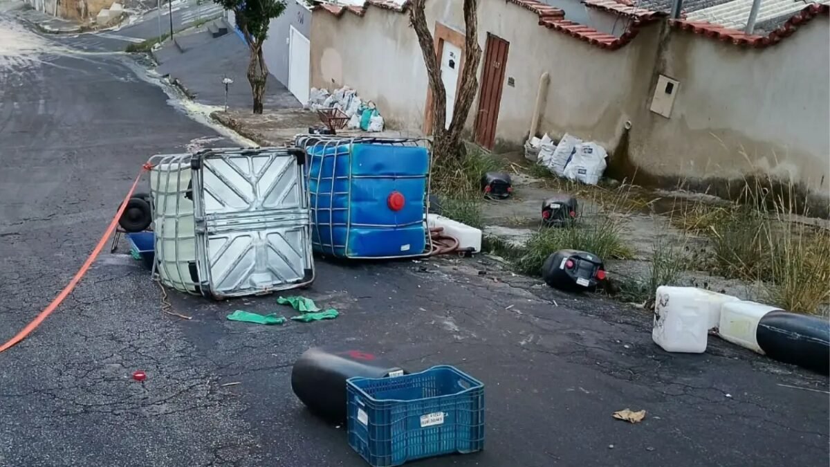 Bombeiros isolam área após queda de produtos químicos em rua de Belo Horizonte.