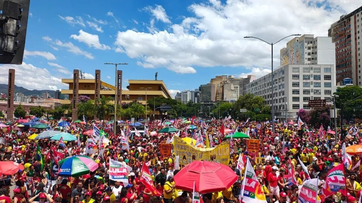 Ato pró-Lula lota Praça da Estação em Belo Horizonte a uma semana do segundo turno