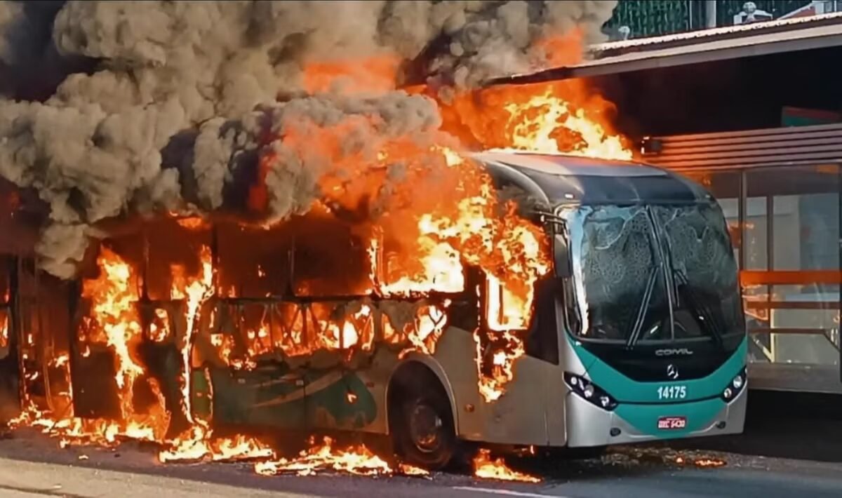 Cenário de guerra no Centro de BH! Ônibus do Move é engolido por chamas gigantescas; veja o vídeo assustador!