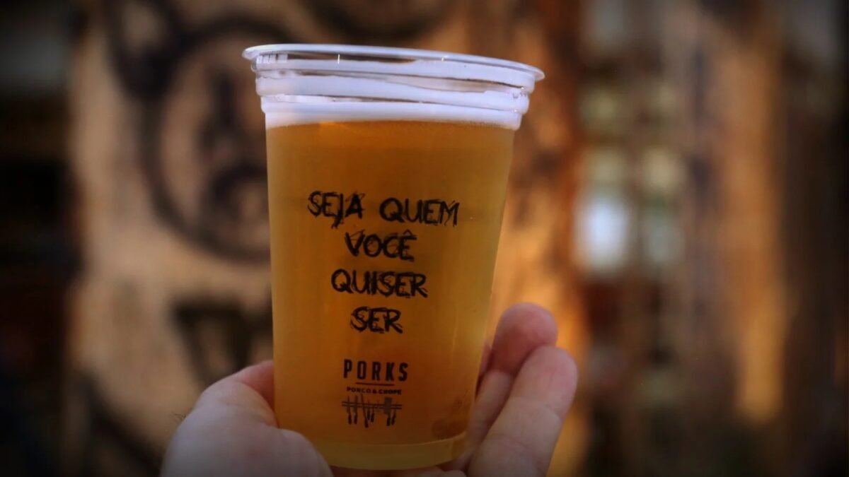 Clientes em um bar da capital mineira.