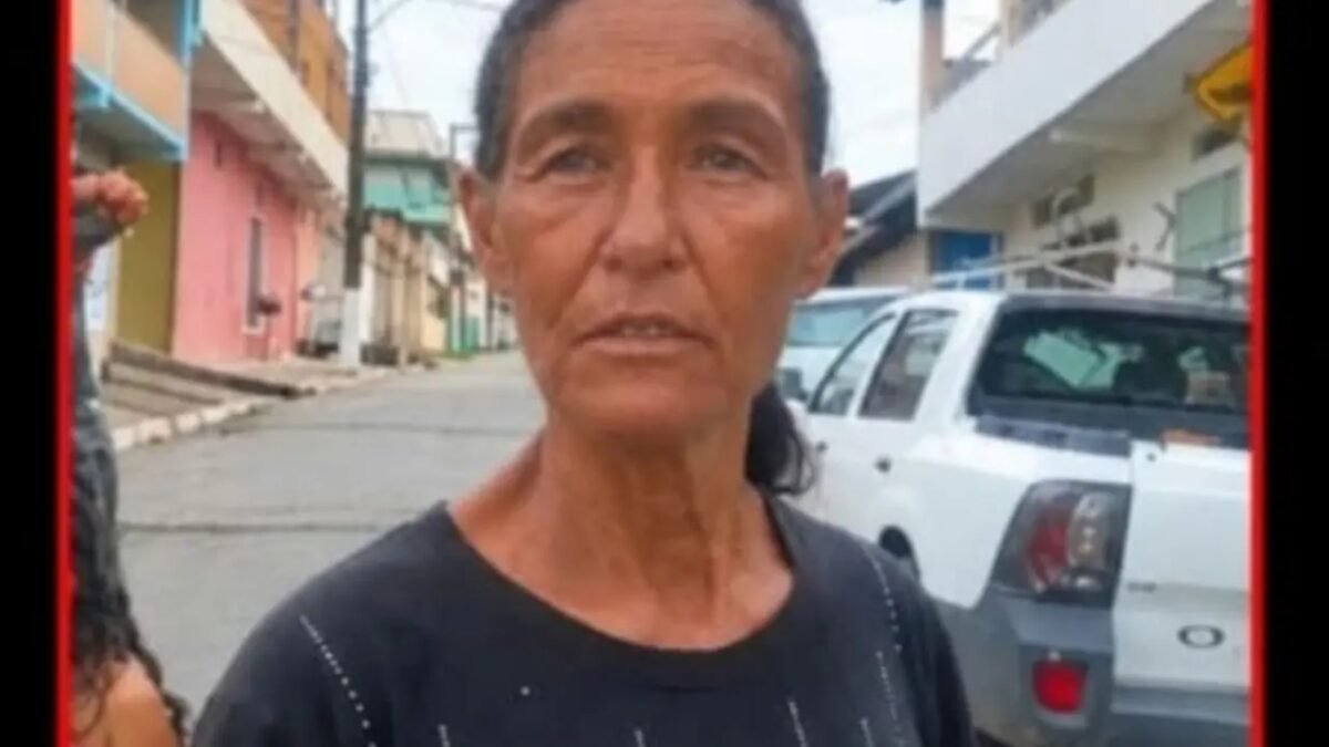 Mulher de meia-idade com cabelos pretos presos usa blusa preta em uma rua na Grande BH