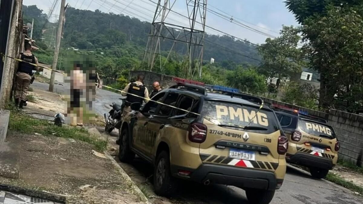 Viaturas da Polícia Militar em rua de Ibirité com área isolada por fita amarela e agentes trabalhando