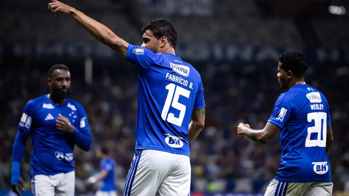 O zagueiro Fabrício Bruno comemora gol marcado pelo Cruzeiro.
