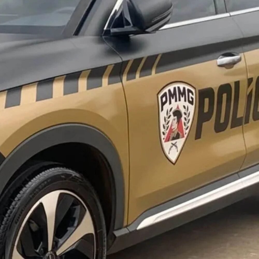 Lateral de viatura da Polícia Militar com brasão e inscrição da corporação em Santa Luzia