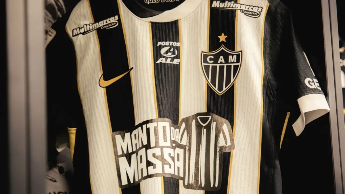 Camisa oficial do Atlético com listras pretas e brancas, escudo do clube e marcas de patrocinadores em destaque
