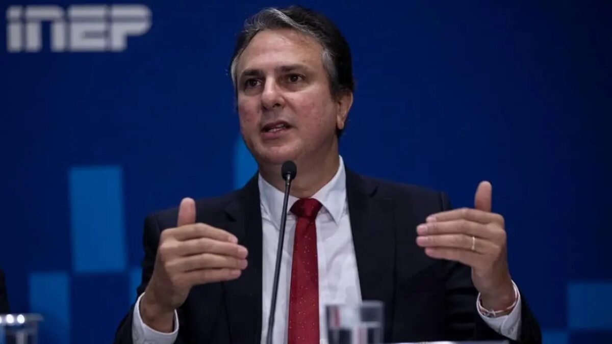 Pessoas utilizam redes sociais pelo celular