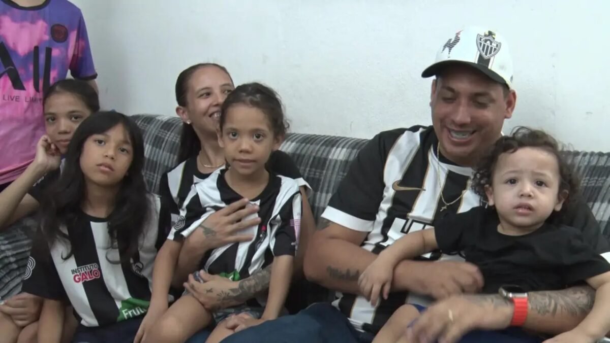 Família reunida vestindo camisas do Atlético em Betim