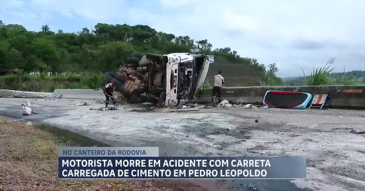 Carreta tombada na rodovia