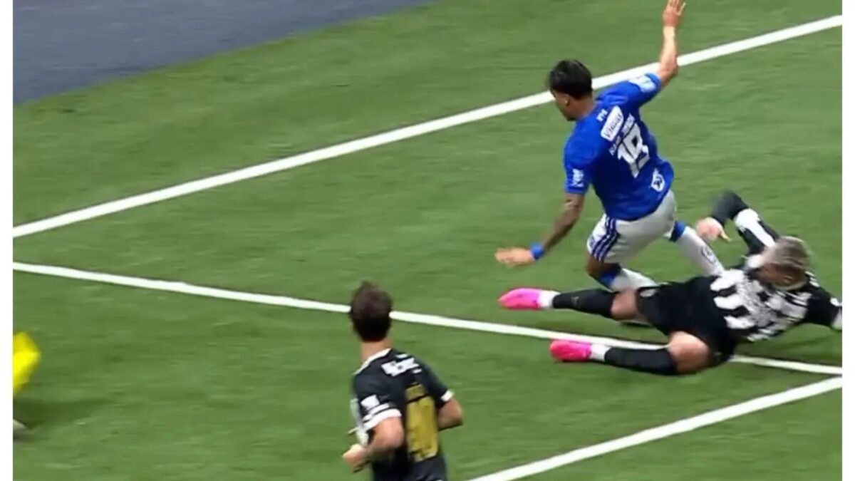 Penalti nao marcado em Atletico e Cruzeiro teve falta anterior, diz analista