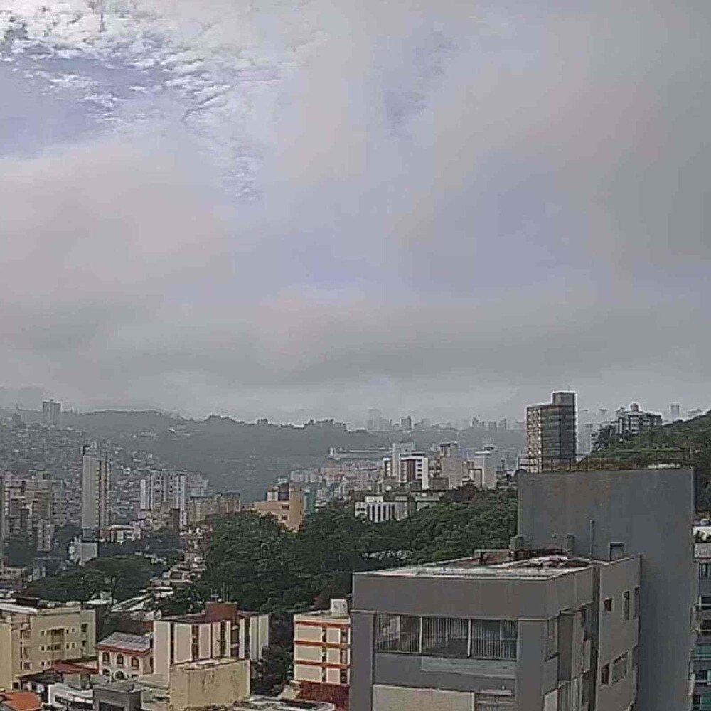 Vista panorâmica de Belo Horizonte sob céu nublado e carregado com nuvens cinzentas indicando chuva