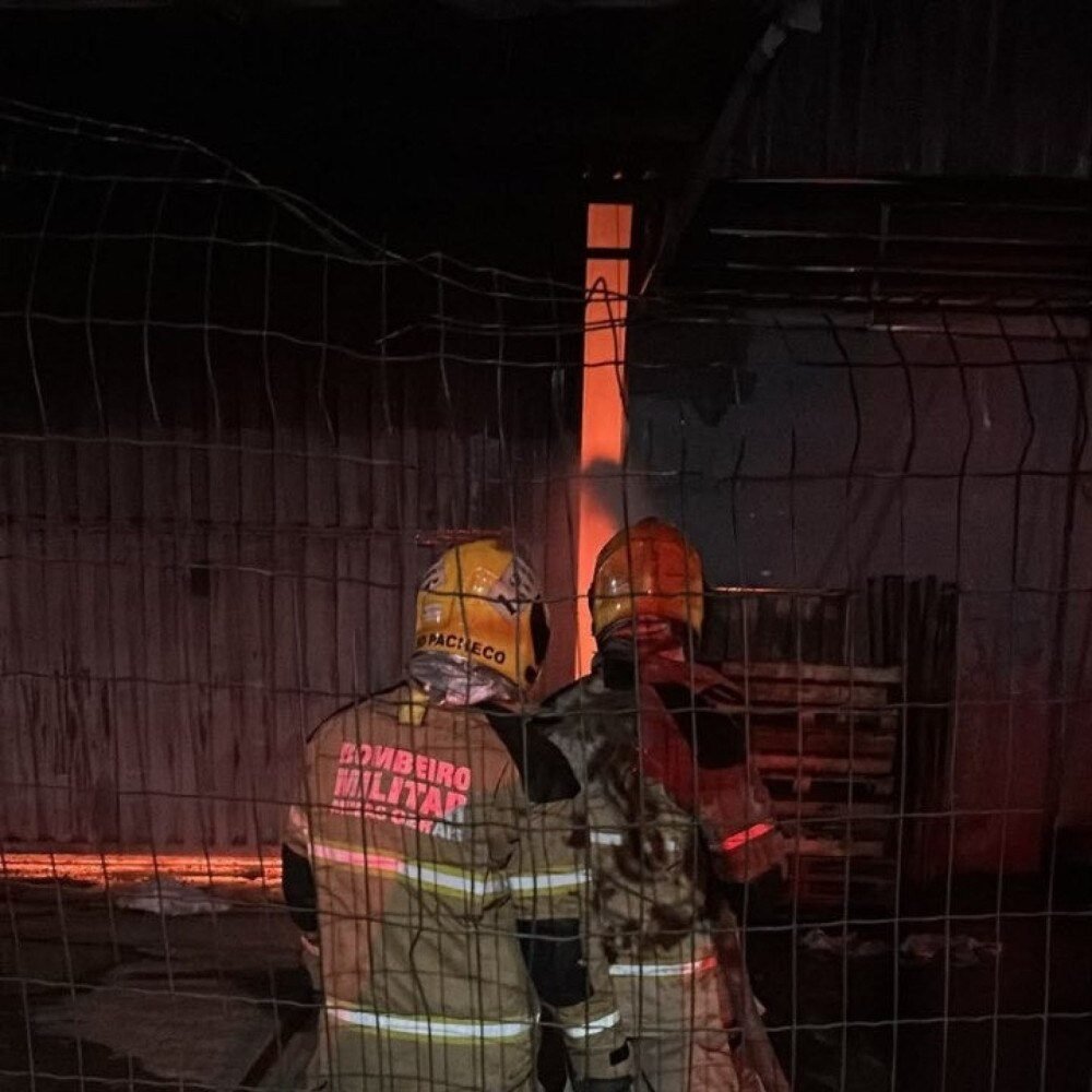 Incêndio forte em galpão de fibra de coco mobiliza bombeiros na BR-040